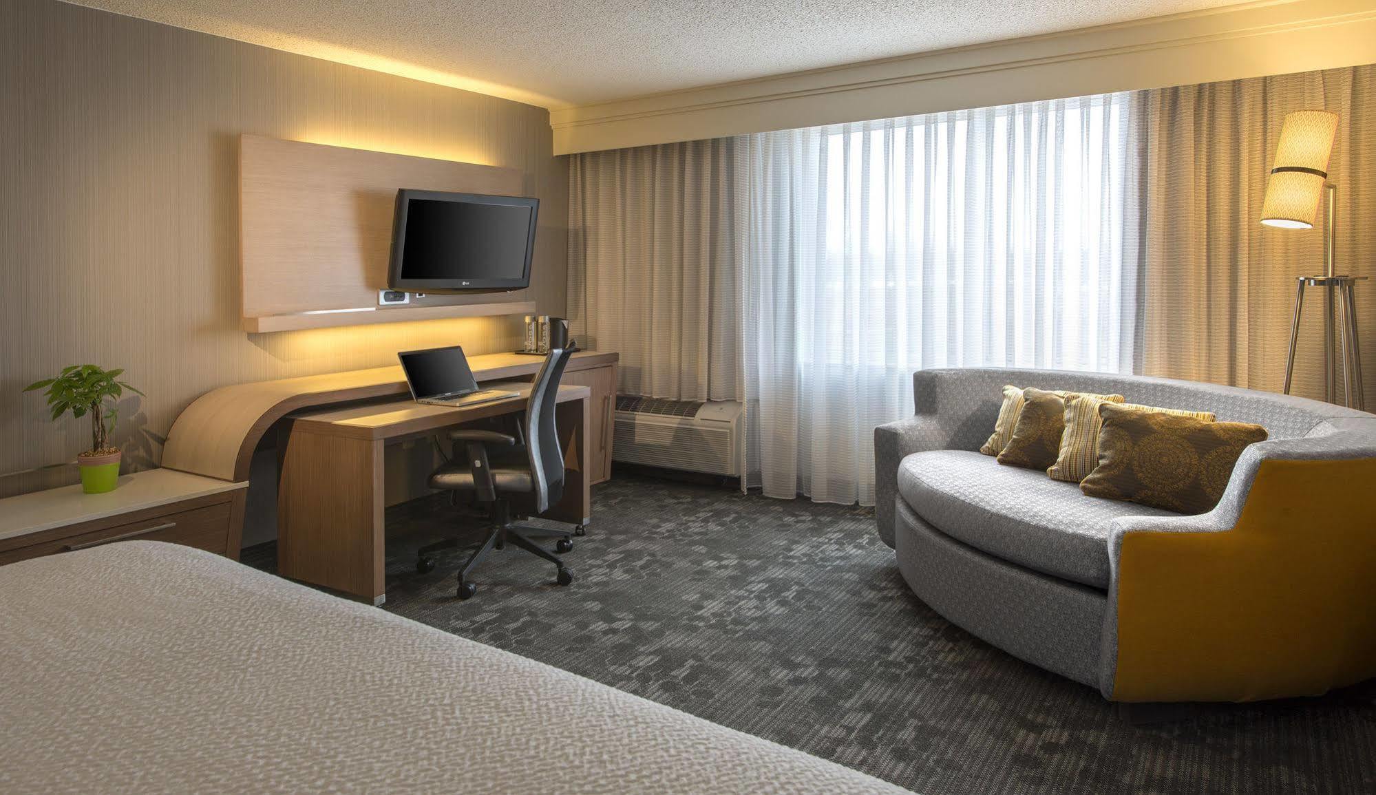 Courtyard Cleveland Airport South Hotell Middleburg Heights Exteriör bild